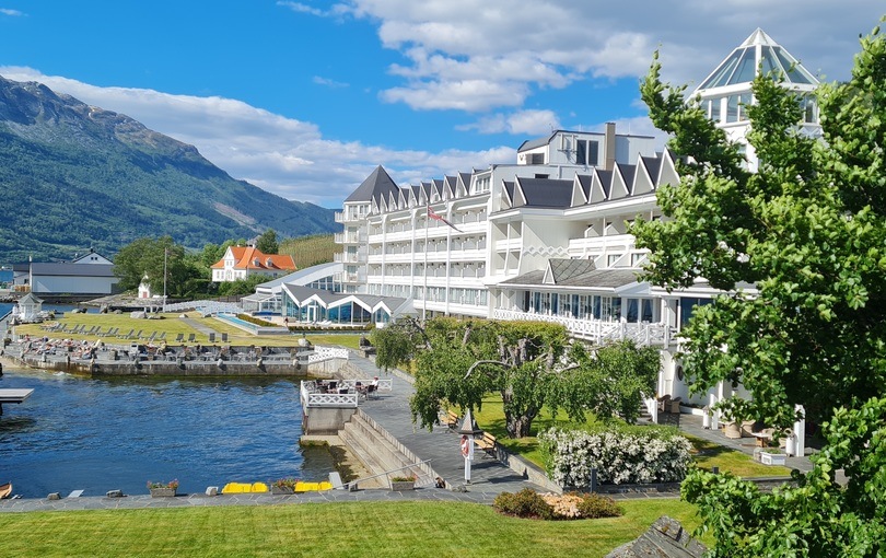 Med besøk i kirka til Lothepus